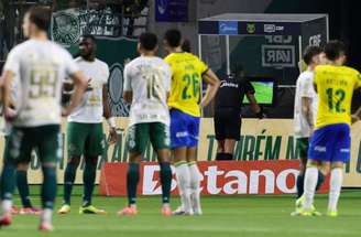 Felipe Fernandes de Lima tem atuação questionável em Palmeiras x Chapecoense, pelo Brasileirão –