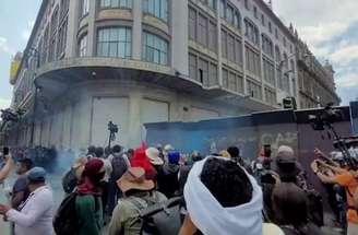 Manifestantes chegaram a tentar entrar na área onde está sendo instalada a fan fest para o Mundial –