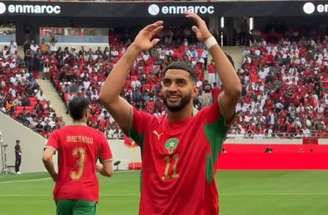 O lateral marroquino Mazraoui (à esquerda)  vai ao ataque e recebe a marcação de Couturier.