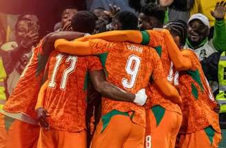 Jogadores de Costa do Marfim e França em disputa de bola na preparação para a Copa do Mundo –