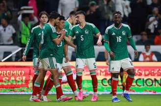 Vasquez (esquerda) celebra o lado de Quiñónez o primeiro gol mexicano.