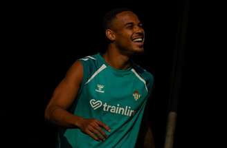Natan em disputa de bola com Mbappé pela La Liga –