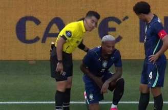 Wesley ao lado do médico da Seleção Brasileira –