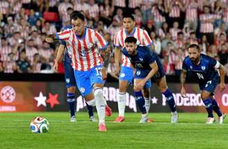 Óscar Cardozo se despede de torcida do Paraguai em amistoso antes da Copa –