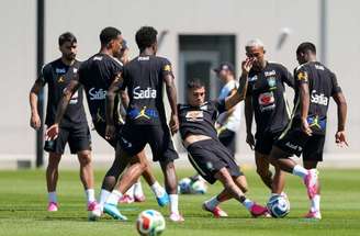 Casemiro deu entrada forte em Endrick durante treino do Brasil –