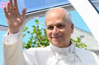 Papa Leão 14 acena ao público no Vaticano –