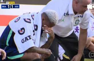 Wesley saindo de campo mancando acompanhado pelos médicos da Seleção após sentir lesão durante amistoso contra o Egito –