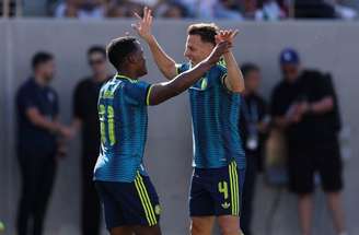 Jogadores se cumprimentam antes do jogo entre Colômbia e Jordânia.
