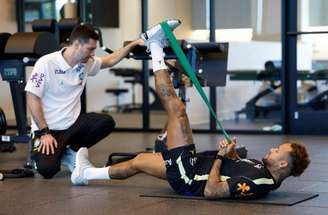 Neymar corre para voltar o quanto antes na Seleção –