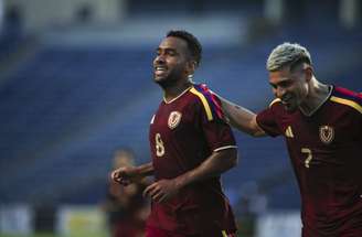 O venezuelano Aramburu recebe a marcação do iraquiano Ibrahim Bayesh –