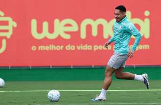 Vitor Roque durante treinamentos do Palmeiras na temporada –