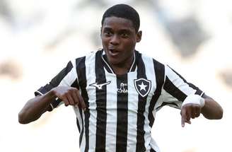 Felipe Januário vai para o abraço após marcar lindo gol no Nilton Santos –