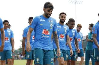Danilo deve ganhar vaga de Wesley no time titular do Brasil –