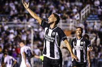 Melk comemora seu gol na vitória do Ceará sobre o Avaí, no Presidente Vargas –