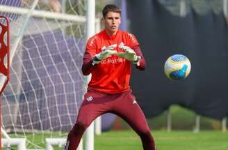 Henrique Menke vira mais uma opção para Pezzolano –