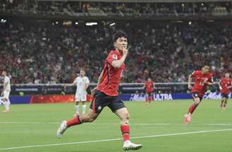 Hyeon-gyu vibra ao lado de Hwang In-beom. Os dois marcaram os gols da Coreia do Sul na vitória sobre a República Tcheca –