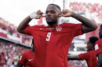Larin celebra o gol marcado pelo Canadá diante da Bósnia –