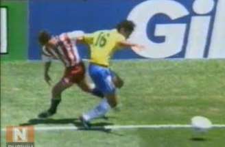 Leonardo acertou uma cotovelada violenta em Tab Ramos no confronto entre Brasil e EUA nas oitavas de final da Copa de 1994 –
