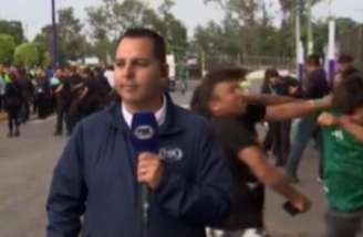 Entrada ao vivo da Fox Sports do México flagrou dois torcedores trocando socos – Reprodução/FoxSportsMexico