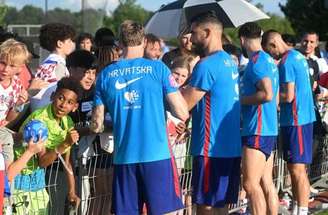 Luka Modric, astro maior da seleção croata, distribui autógrafos para os fãs após o treino desta quinta-feira (11) –