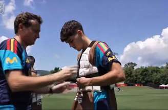 David Raum com colete de gelo durante treinamento da Alemanha –