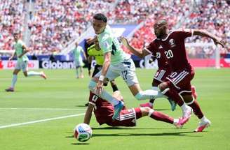 Qatar e Suíça ficam no 1 a 1 pelo Grupo B da Copa. No lance, Xhaka recebe marcação Abdurisag.