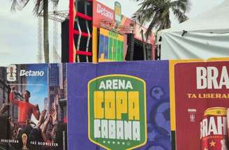 Ate a taça da Copa do Mundo apareceu em frente à Arena Copacabana –