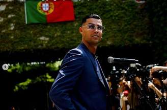 Cristiano Ronaldo atende torcedores portugueses no embarque da seleção – Reprodução/Instagram