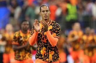 Van Dijk marcou um dos gols no empate da Holanda –