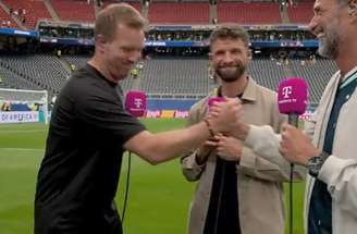 Klopp (à direita) e Nagelsmann (à esquerda) se encontram após polêmica do ex-técnico do Liverpool. Entre eles, Thomas Müller.