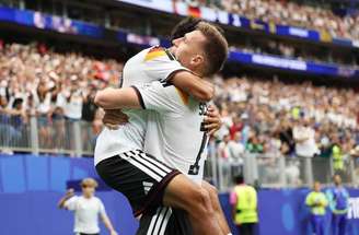 Schlotterbeck vibra após fazer o gol do alívio. Depois disso, veio a goleada.