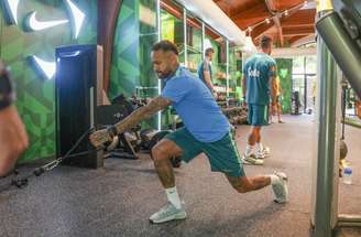 Neymar durante treinamento na academia –