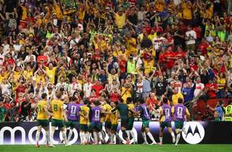 Irankunda finaliza, marca e corre para comemorar com a torcida australiana.