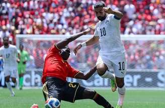 Ashour (8) comemorou seu golaço ao lado do aniversariante Salah, que deu o passe para o gol egípcio.