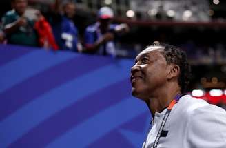 Bubista, técnico de Cabo Verde, observa com tranquilidade o comportamento do time no empate com a Espanha.