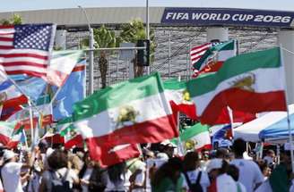 Iranianos protestam em Los Angeles antes da estreia da seleção na Copa do Mundo –