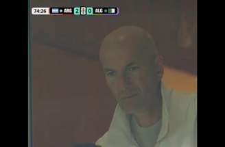 Zidane acompanhou a partida das arquibancadas e teve a reação observada por torcedores