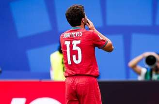 João Neves celebra gol marcado com assistência de Pedro Neto –
