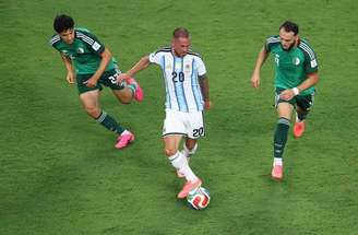 Mac Allister acredita que seleção tem que jogar para Messi –