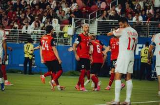 Schmid vibra intensamente após fazer o primeiro  gol da Áustria .