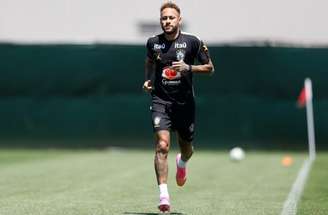 De volta aos treinos, Neymar exibe bandeira do Brasil recheada de mensagens –