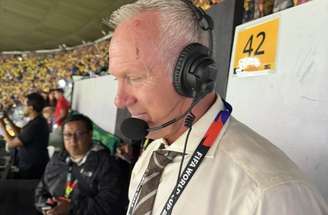 Ex-lateral inglês trabalhava como comentarista da Fox quando foi atingido na tribuna do Estádio Azteca –