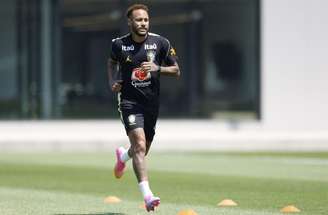 Neymar treinou com bola na Seleção Brasileira pela primeira vez –