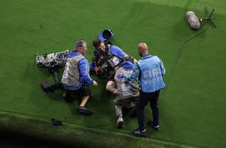 Cameraman recebe atenção de colegas após ser atingido por Khusanov e Luis Díaz, na partida entre Uzbequistão e Colômbia, pela Copa do Mundo de 2026 