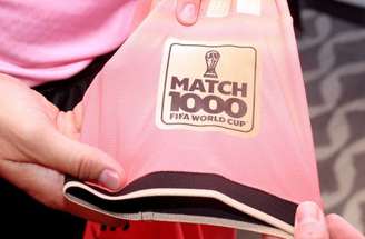 Trio de arbitragem com os uniformes do jogo 1.000 da história das Copa –