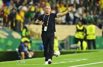 Ex-zagueiro fez sua primeira partida como treinador em Copas –