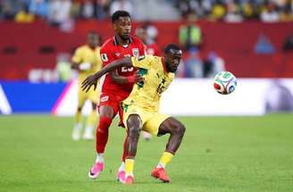 Opoku (18), de Gana, disputa a bola com Cordoba, do Panamá. Africanos reclamaram de pênalti –