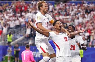 Divulgação / The FA - Legenda: Kane comemora um dos gols da Inglaterra com Bellingham