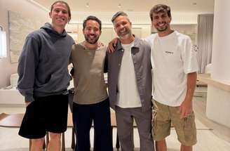 Ex-jogadores do Flamengo se encontram para despedida de Filipe Luís –