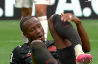 Ismaël Kone acena para o público ao deixar o campo após quebrar a perna esquerda durante a partida contra o Catar –